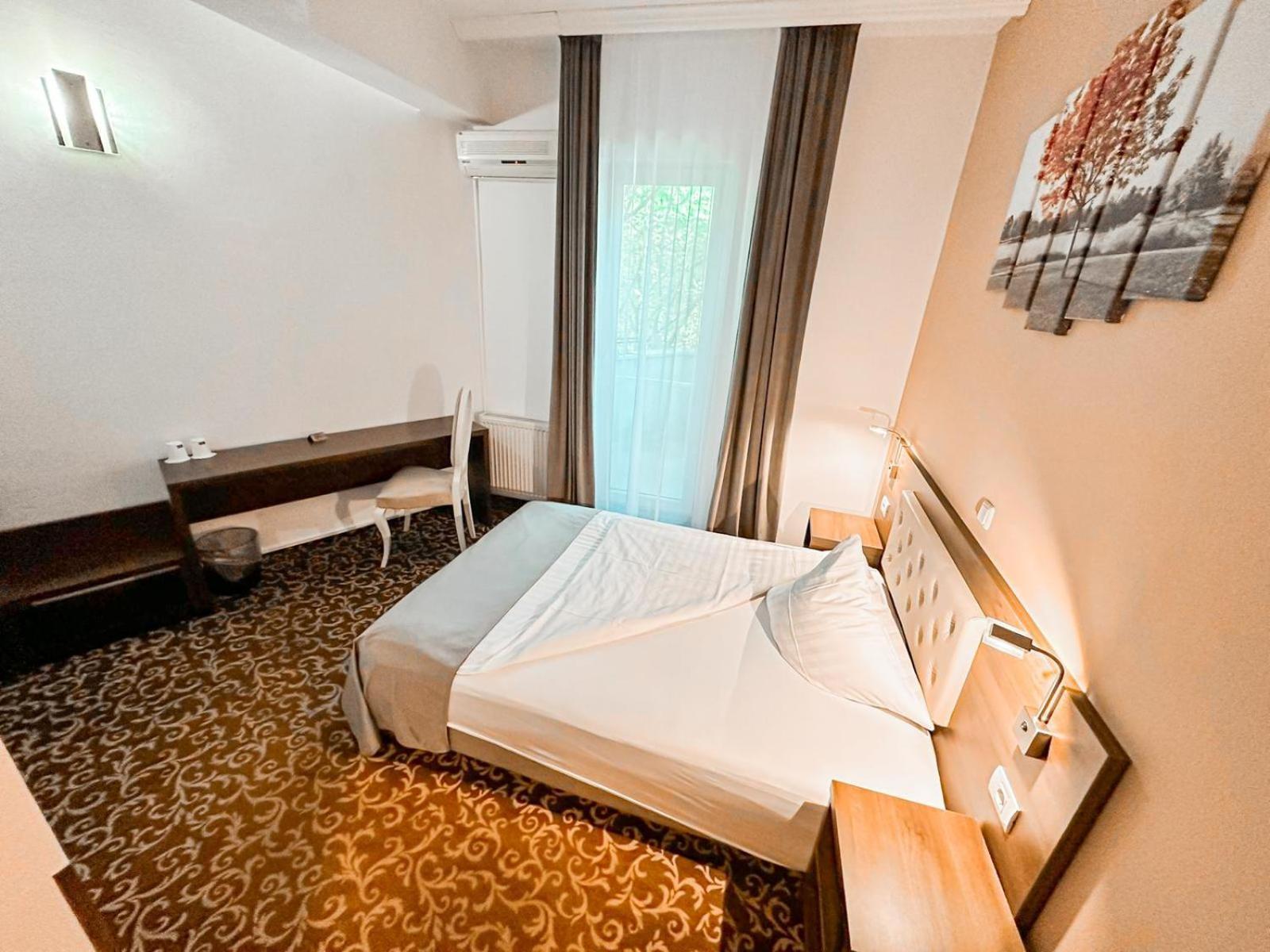 Neon Hotel 3*